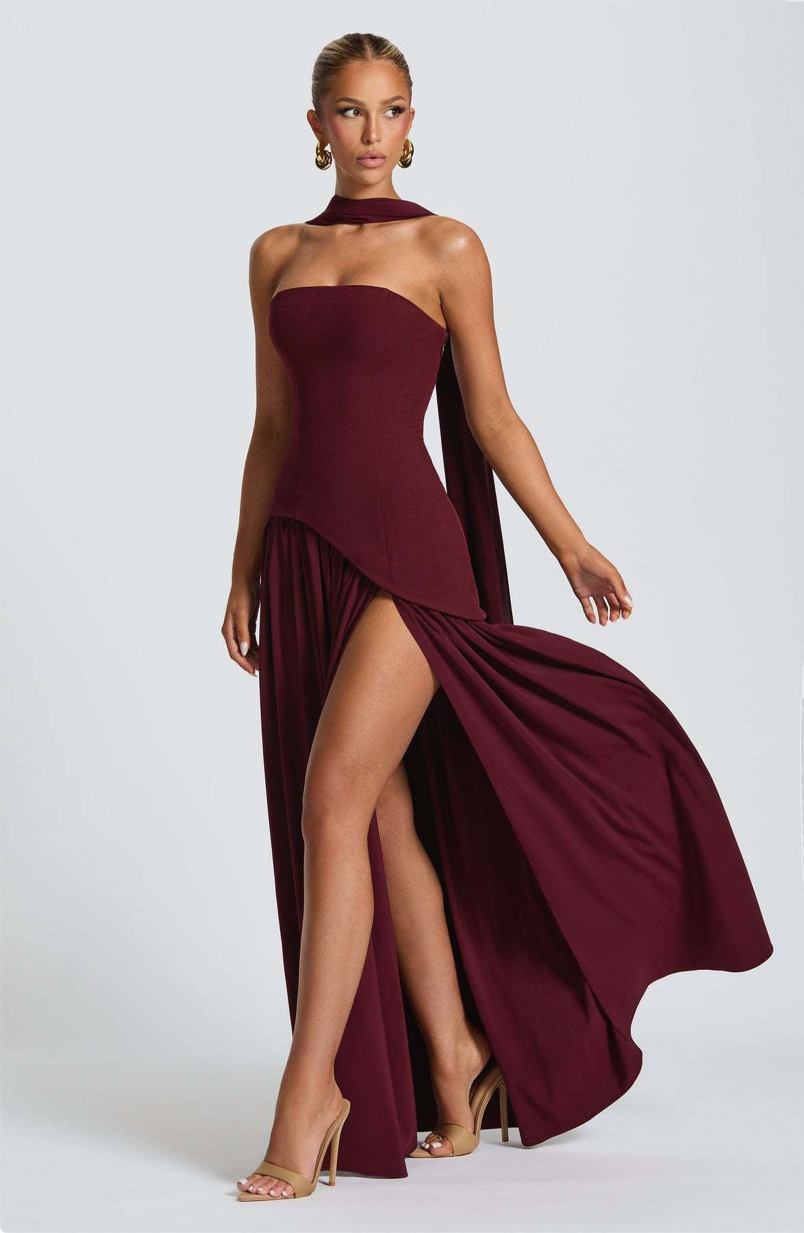 Oliwia - Elegant and Flowing Long Dress
