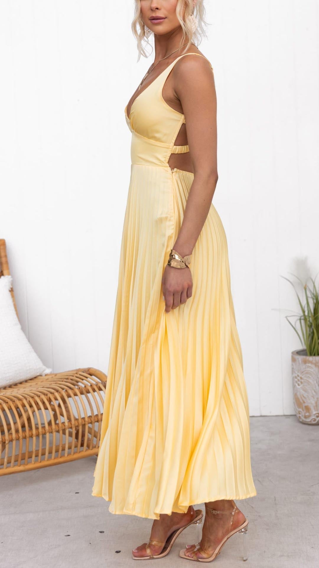 Aby – Long Yellow Pleated Dress with V-Neck