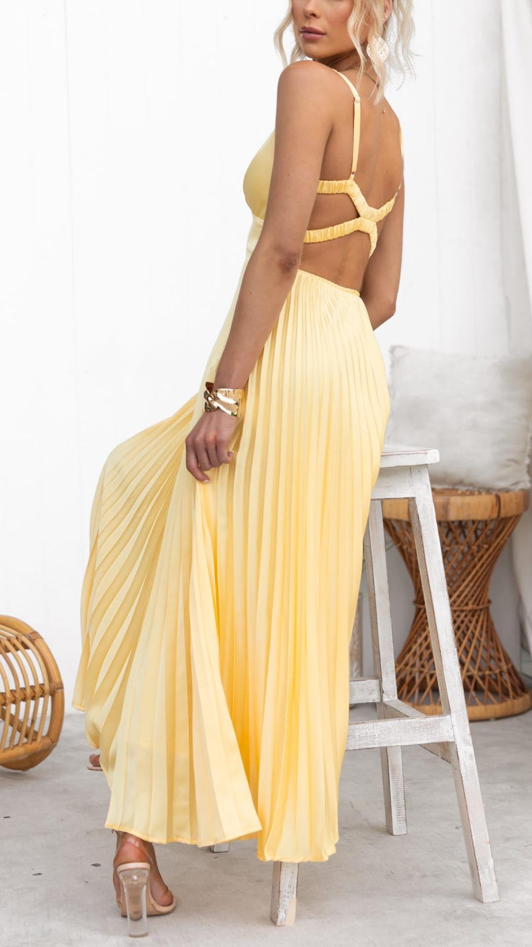 Aby – Long Yellow Pleated Dress with V-Neck