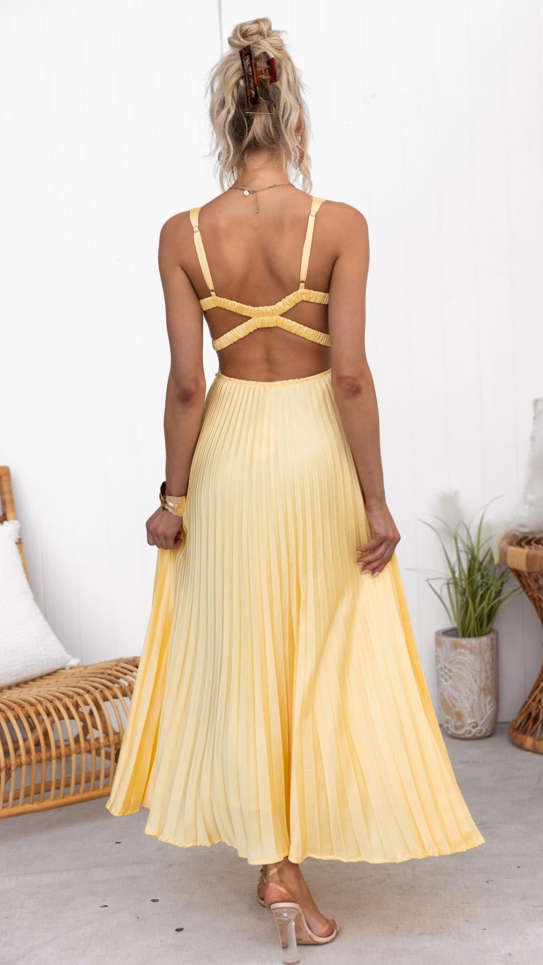 Aby – Long Yellow Pleated Dress with V-Neck