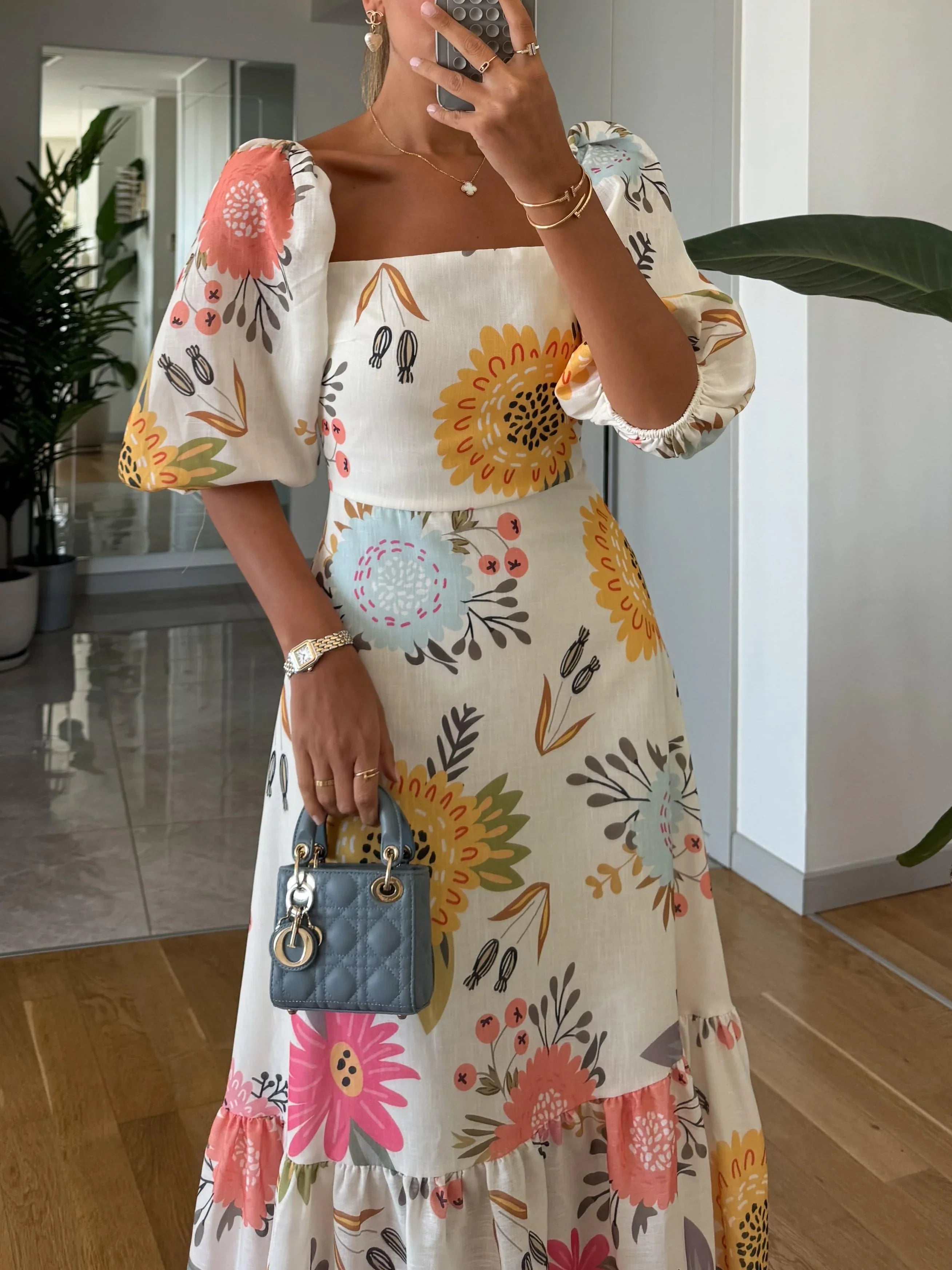 Sandra – Midi dress with square neckline, floral print, and puff sleeves