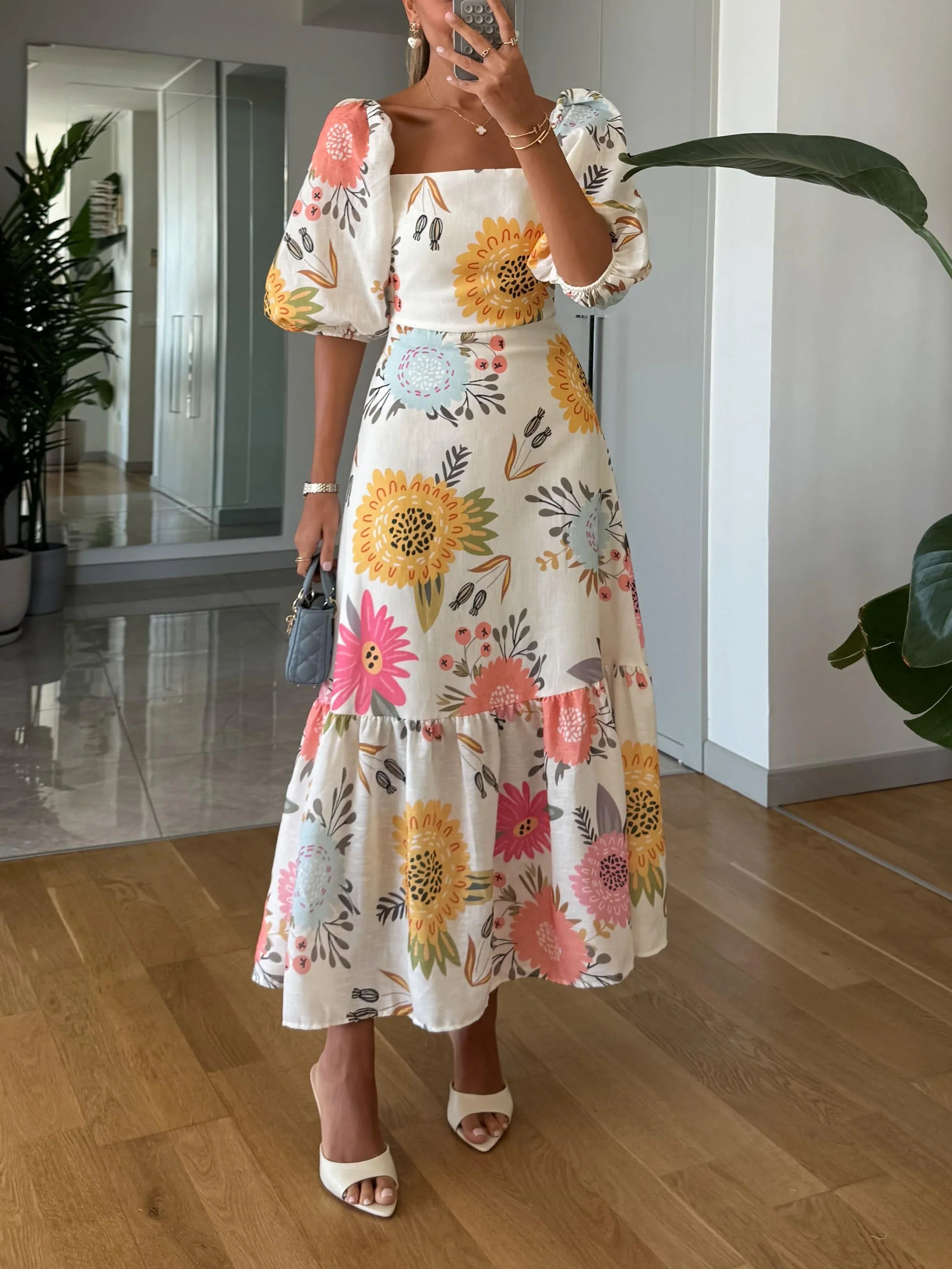 Sandra – Midi dress with square neckline, floral print, and puff sleeves