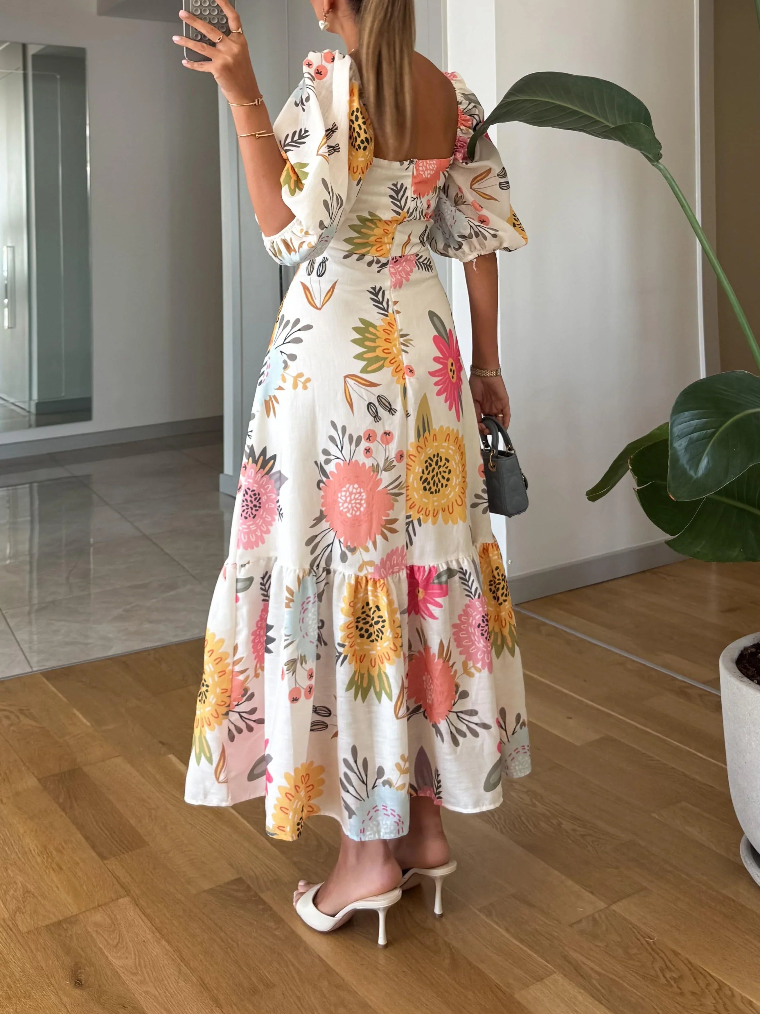 Sandra – Midi dress with square neckline, floral print, and puff sleeves