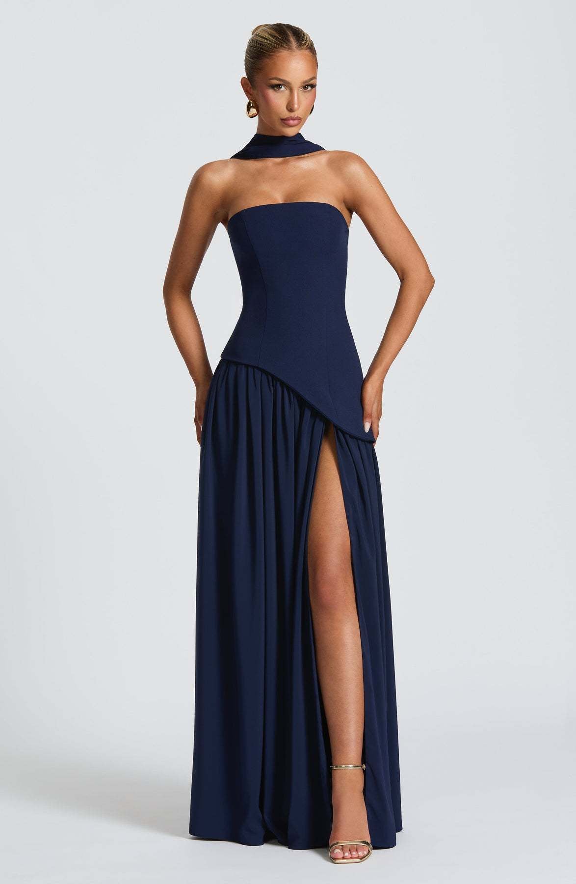 Oliwia - Elegant and Flowing Long Dress