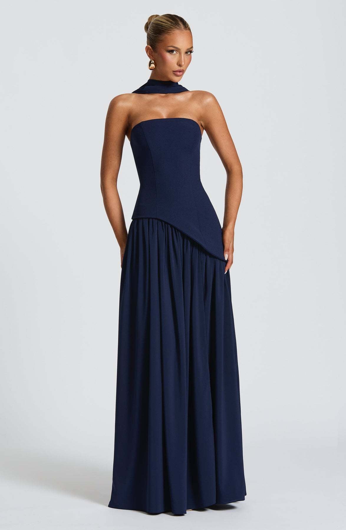 Oliwia - Elegant and Flowing Long Dress