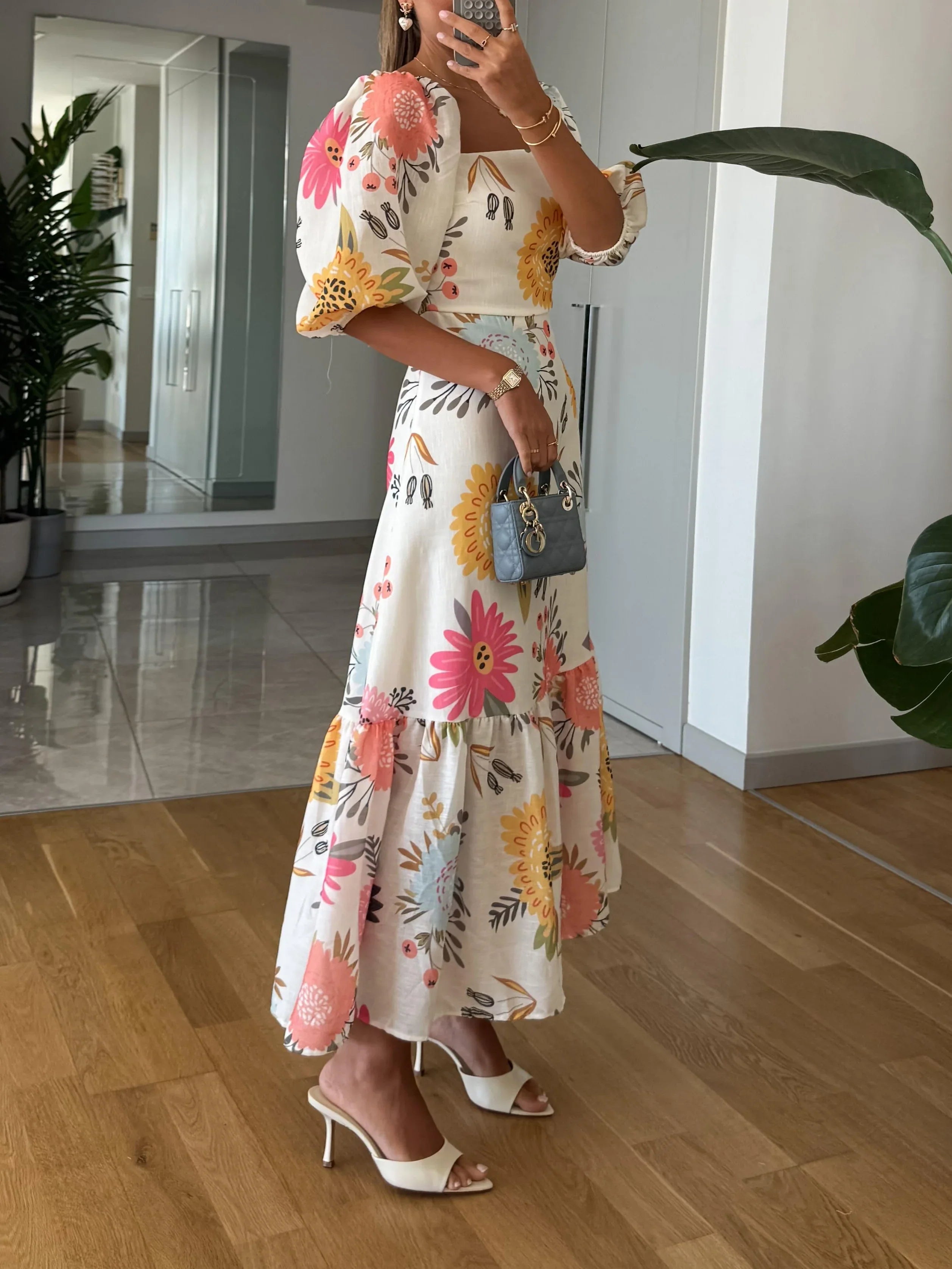 Sandra – Midi dress with square neckline, floral print, and puff sleeves