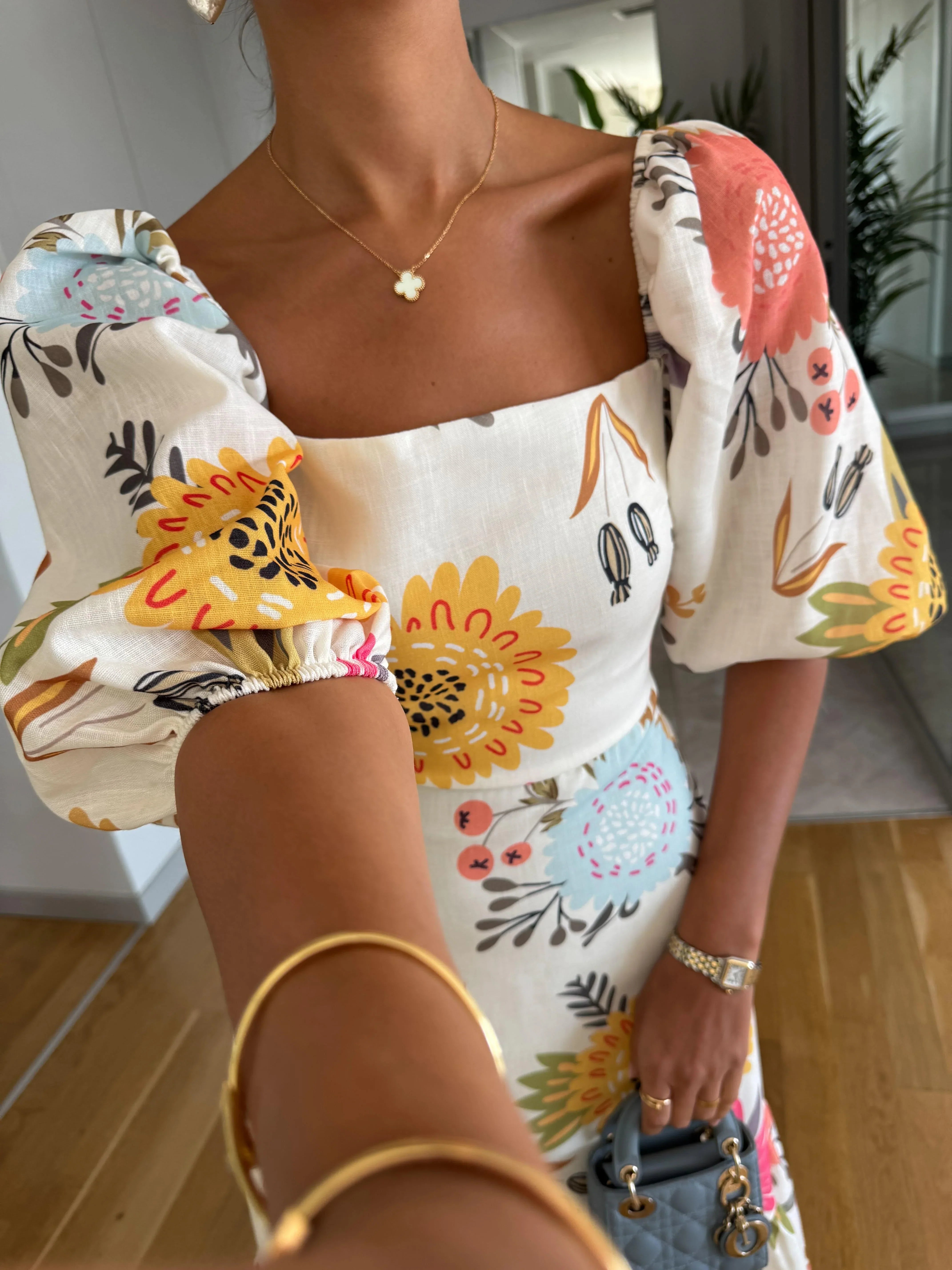 Sandra – Midi dress with square neckline, floral print, and puff sleeves